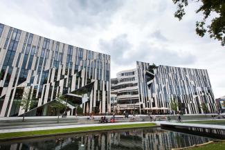 Linear facade pattern with white stone and glass